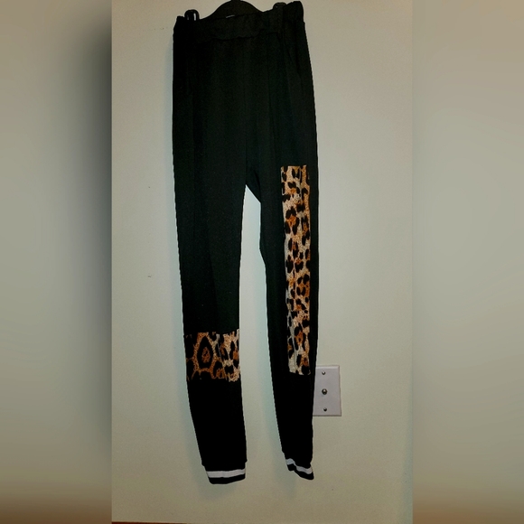 Leopard print pants. Amazon brand xs/s - Picture 1 of 5